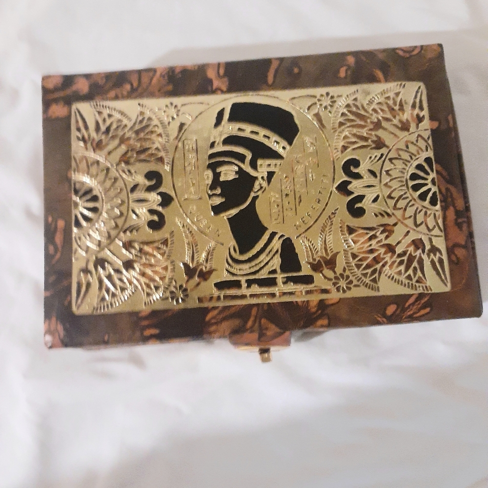 Genuine leather jewelry box featuring Queen Nefertiti of ancient Egypt with lock